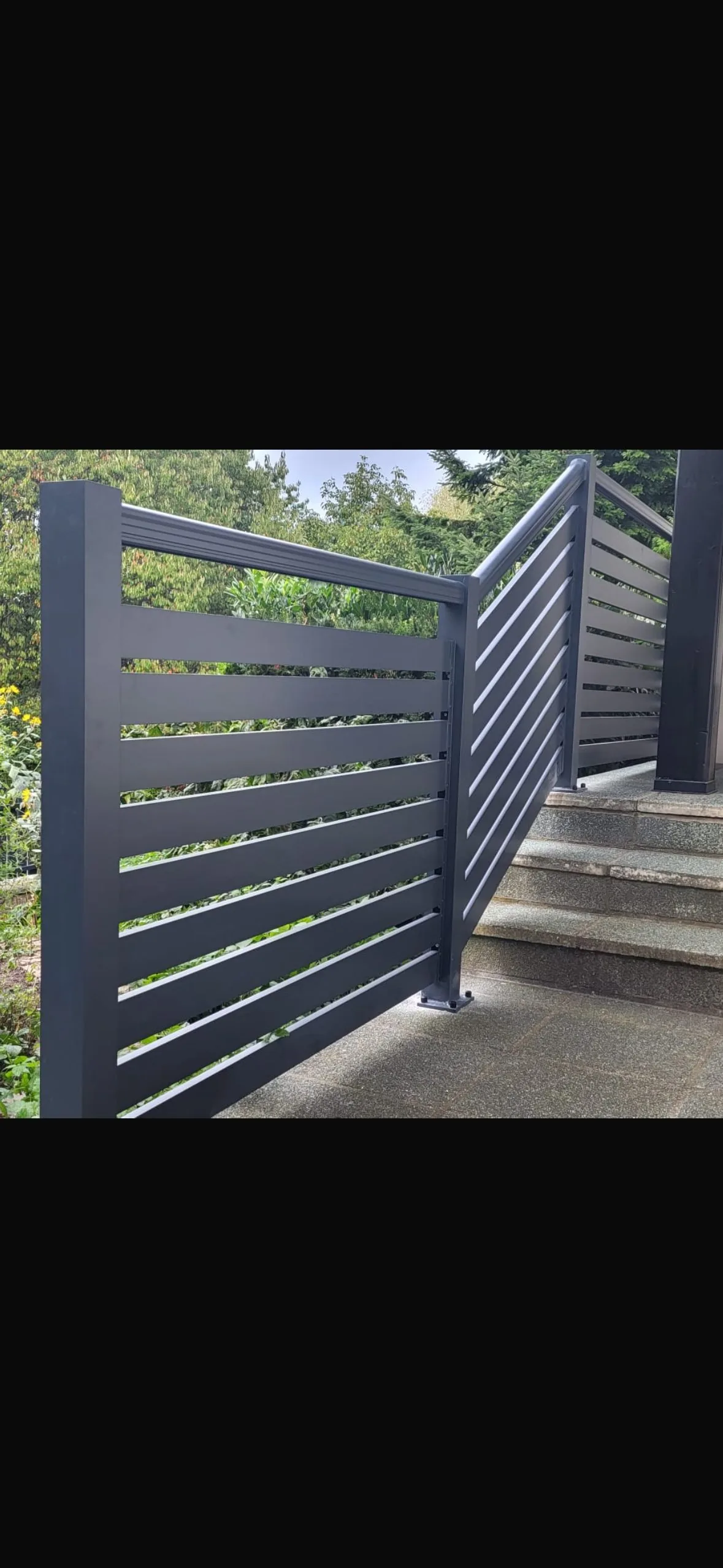 Modell OBSIDIAN — anthrazitfarbener Lamellenzaun an einer Treppe