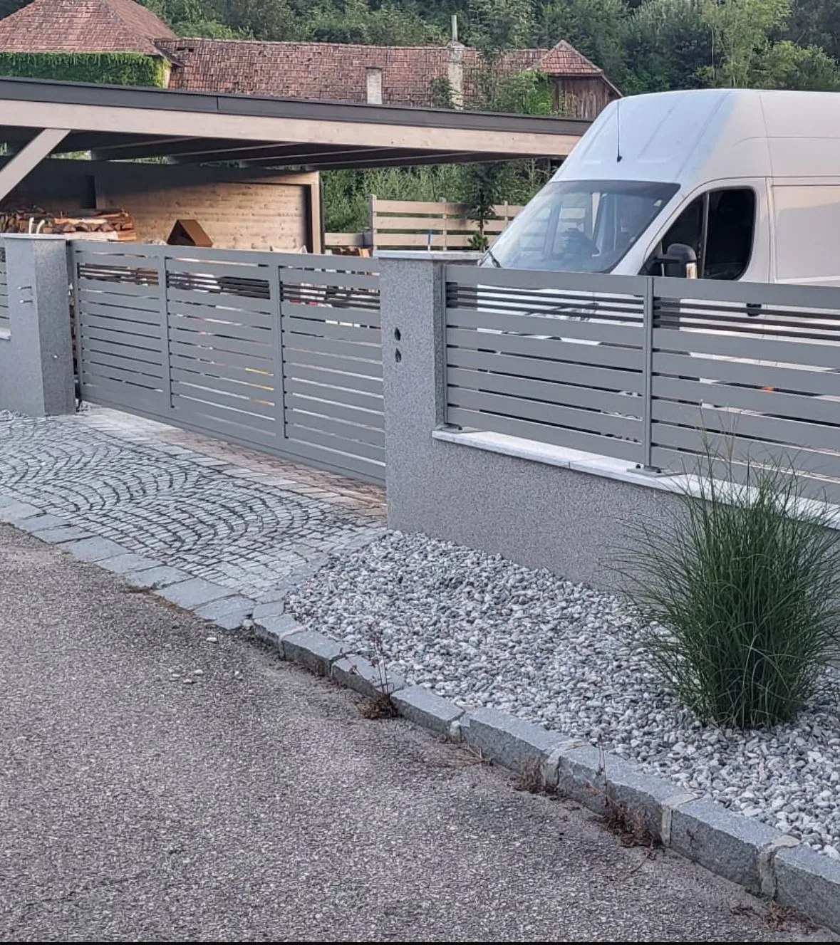Modell PANORAMA — großes Schiebetor an der Einfahrt
