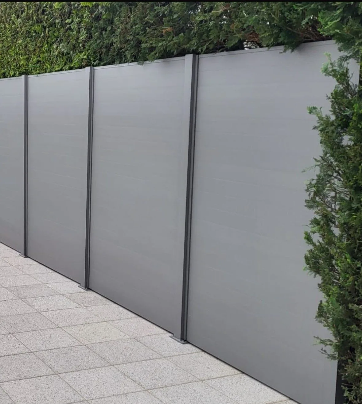 Modell PRIVADO — grauer blickdichter Sichtschutzzaun aus Paneelen