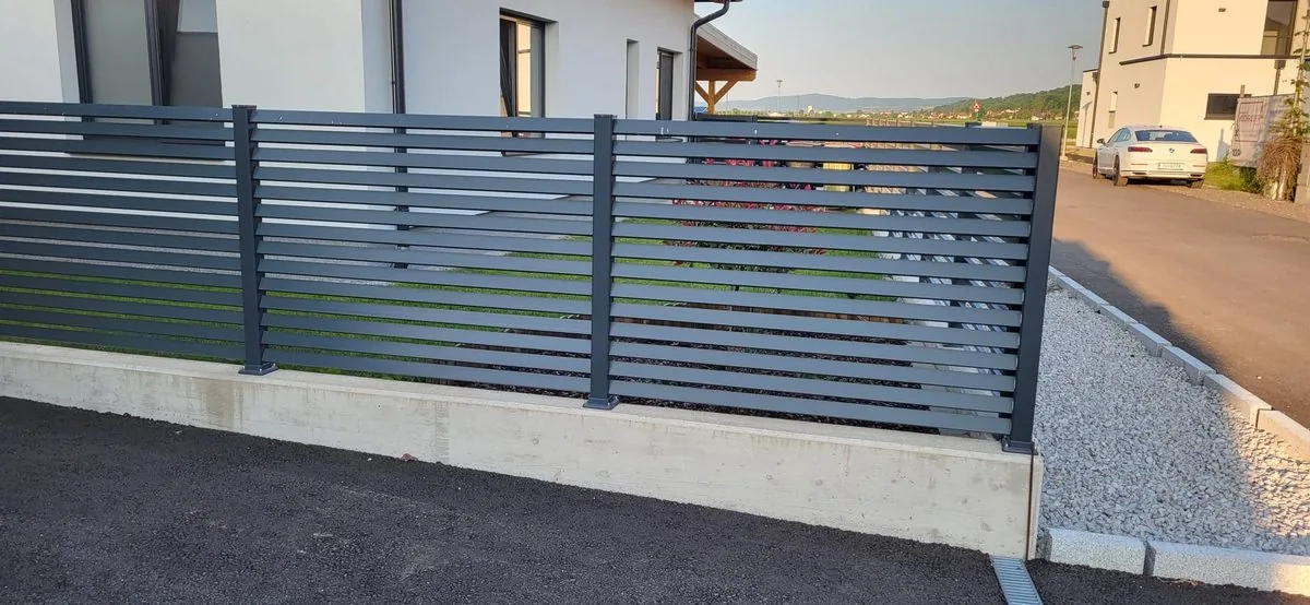 Modell SKYLINE — Zaun auf Betonsockel bei einem Neubau